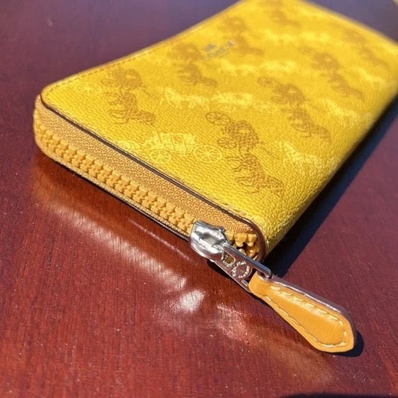 NWT $223 Coach horse and carriage accordion zip wallet - Picture 10 of 14